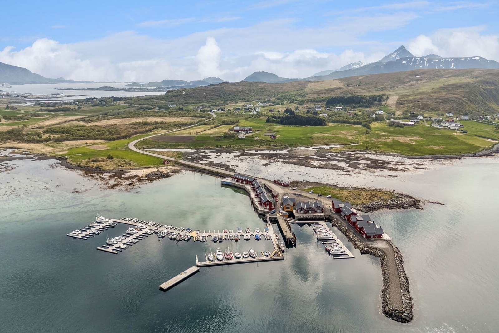 Lilleeidet ligger ca. 4 km fra Leknes som er kommunesenter for Vestvågøy og betraktes som Lofotens handelssentrum. Her er bl.a. flyplass, skoler, legesenter, svømme- og idrettshaller, hotell, restauranter, flere butikksentre med stort utvalg av forretning Galleribilde