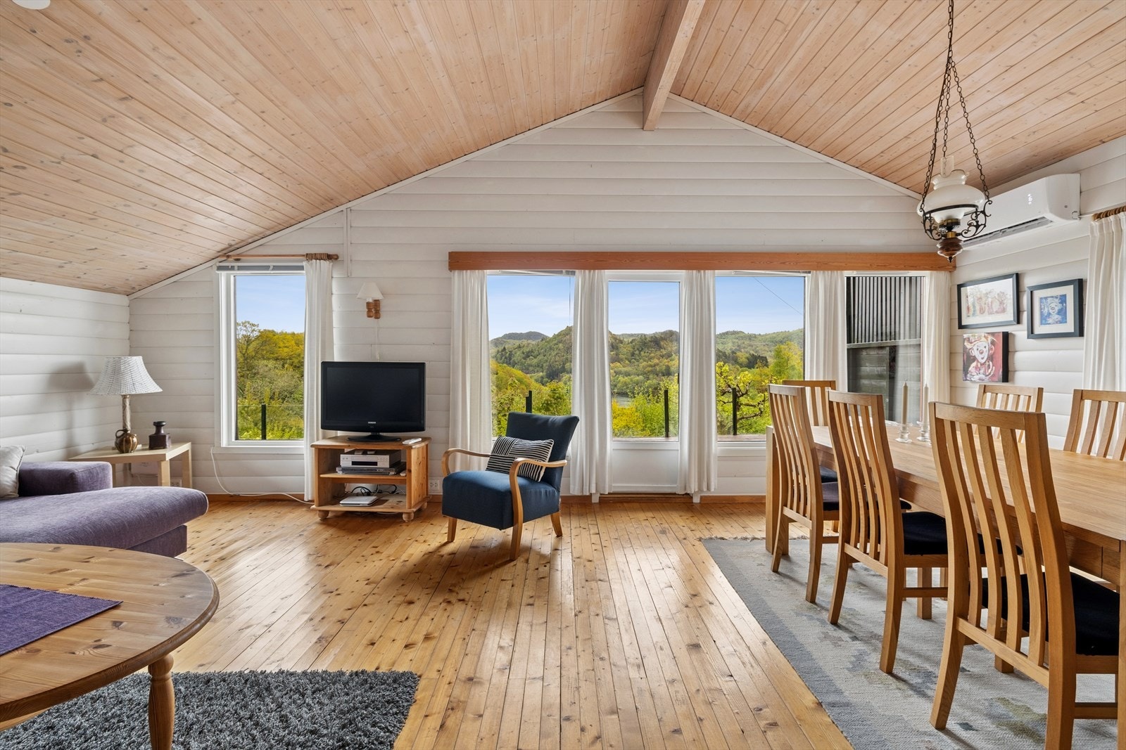 Store vinduer som slipper inn masse naturlig lys! Galleribilde