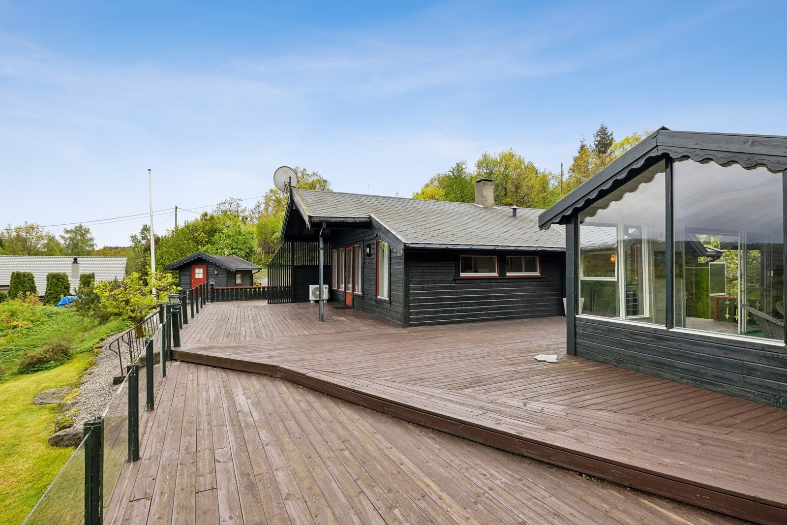 Stor terrasse med boltreplass til både store og små Galleribilde