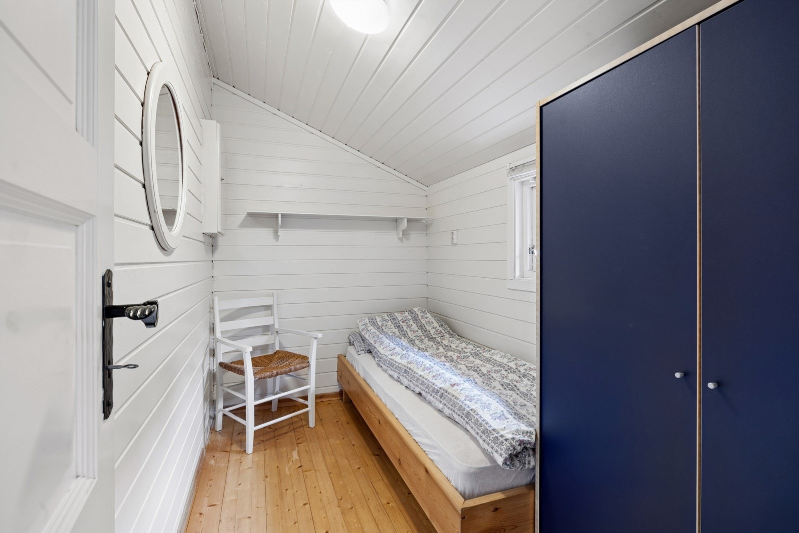 Lite og koselig soverom med god oppbevaring Galleribilde