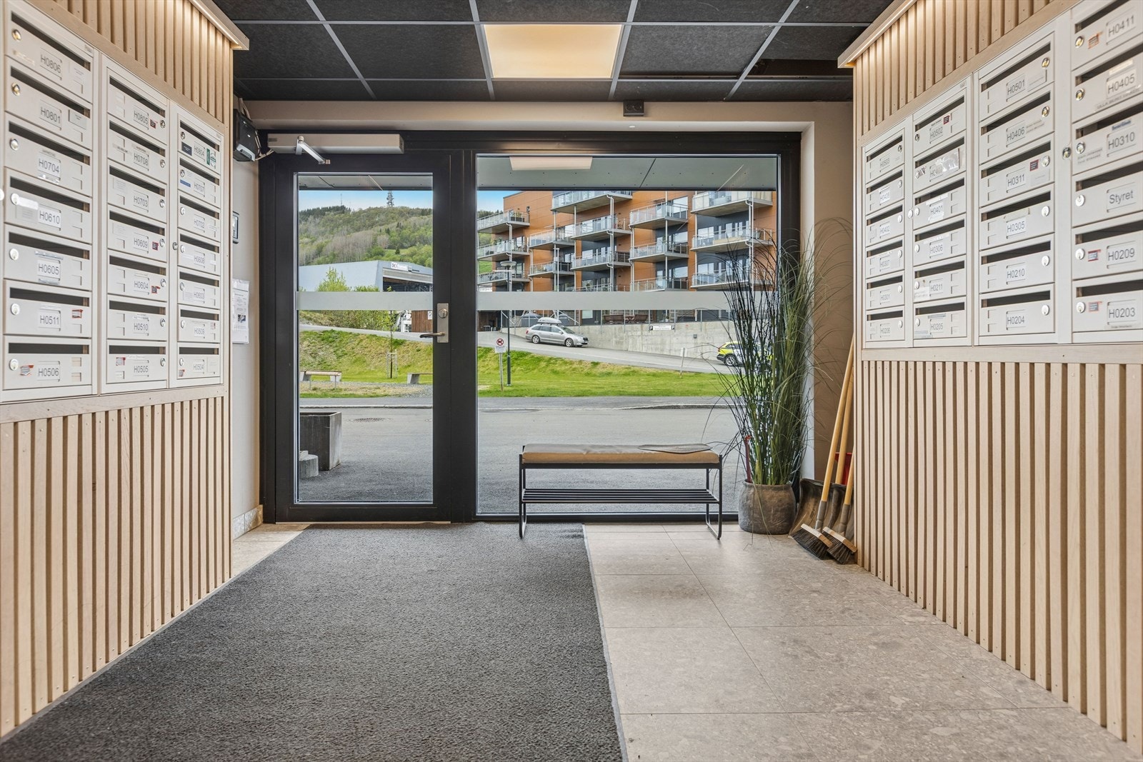 Innbydende hovedinngang,som gir et positivt førsteinntrykk av borettslagets fellesarealer. Galleribilde