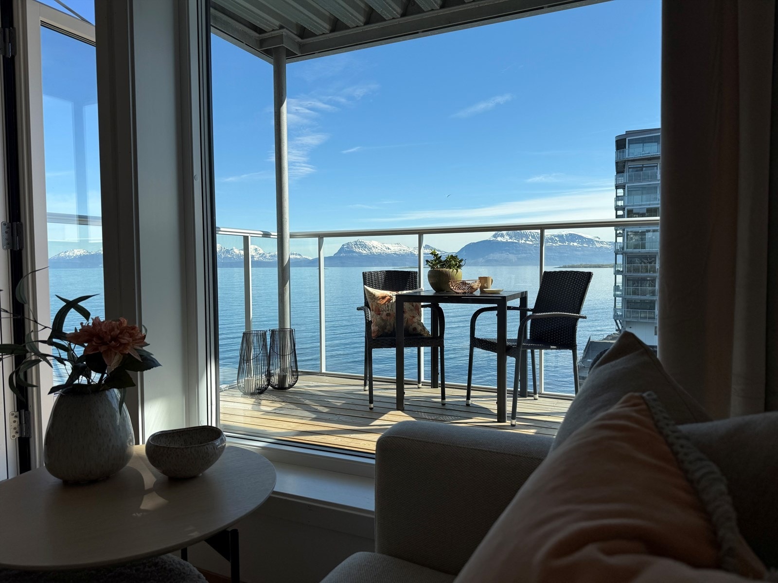 Samme fantastiske fjordutsikt kan også nytes fra stuen Galleribilde
