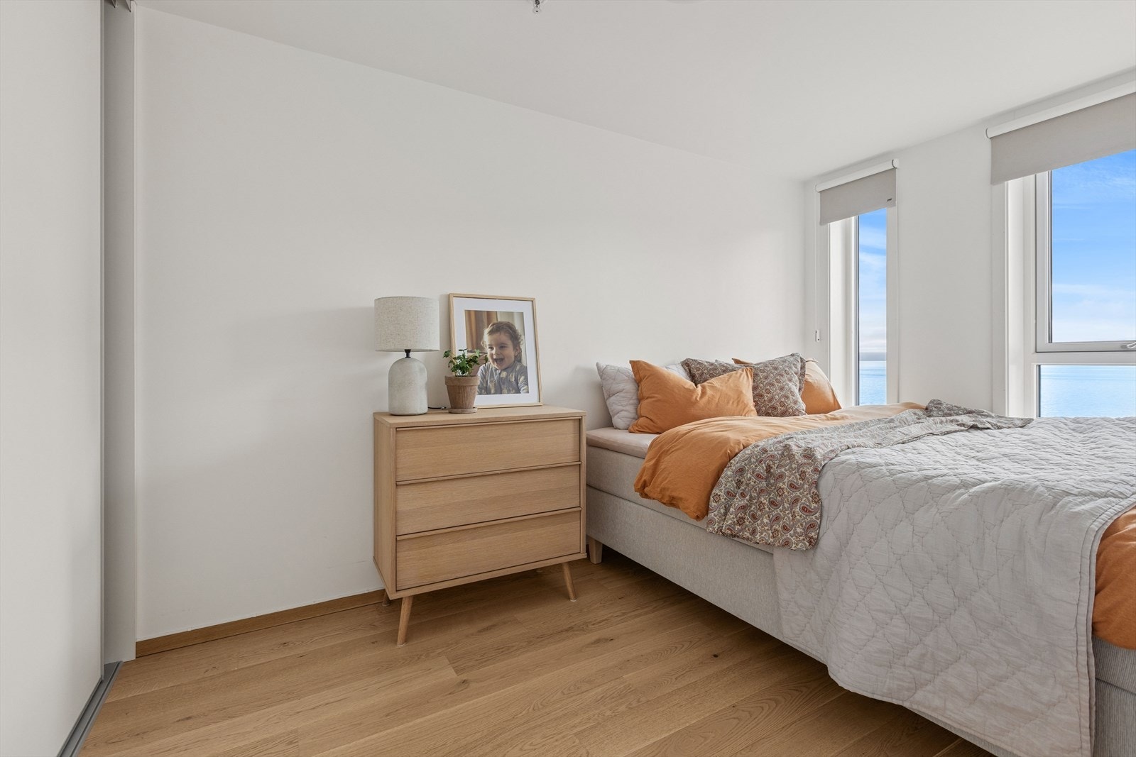 Soverommet med skyvedørsgarderobe Galleribilde