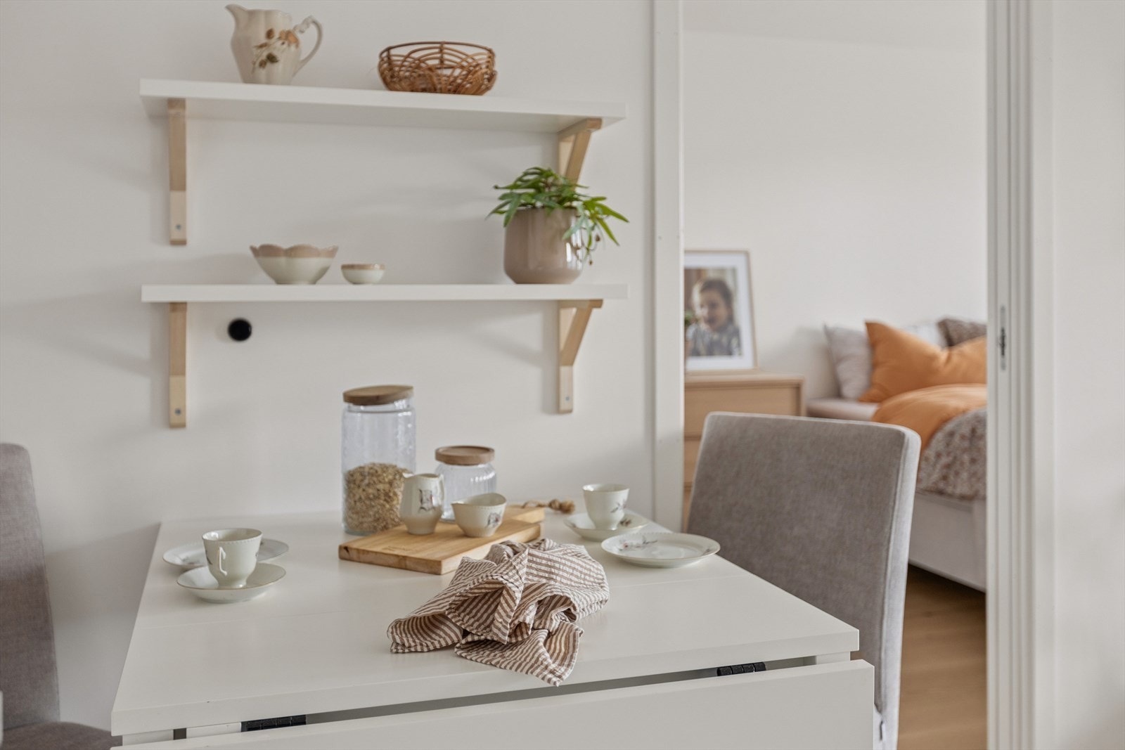 Lys og innbydende spiseplass med åpen løsning mot stue Galleribilde