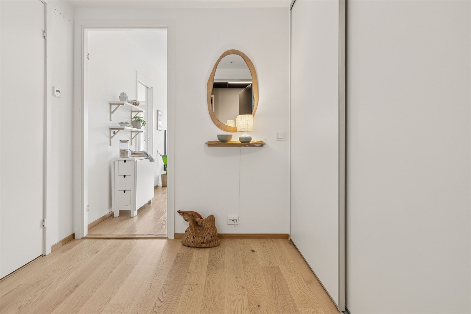 Lys og funksjonell entré med stilren innredning og romslig skyvedørsgarderobe. Galleribilde