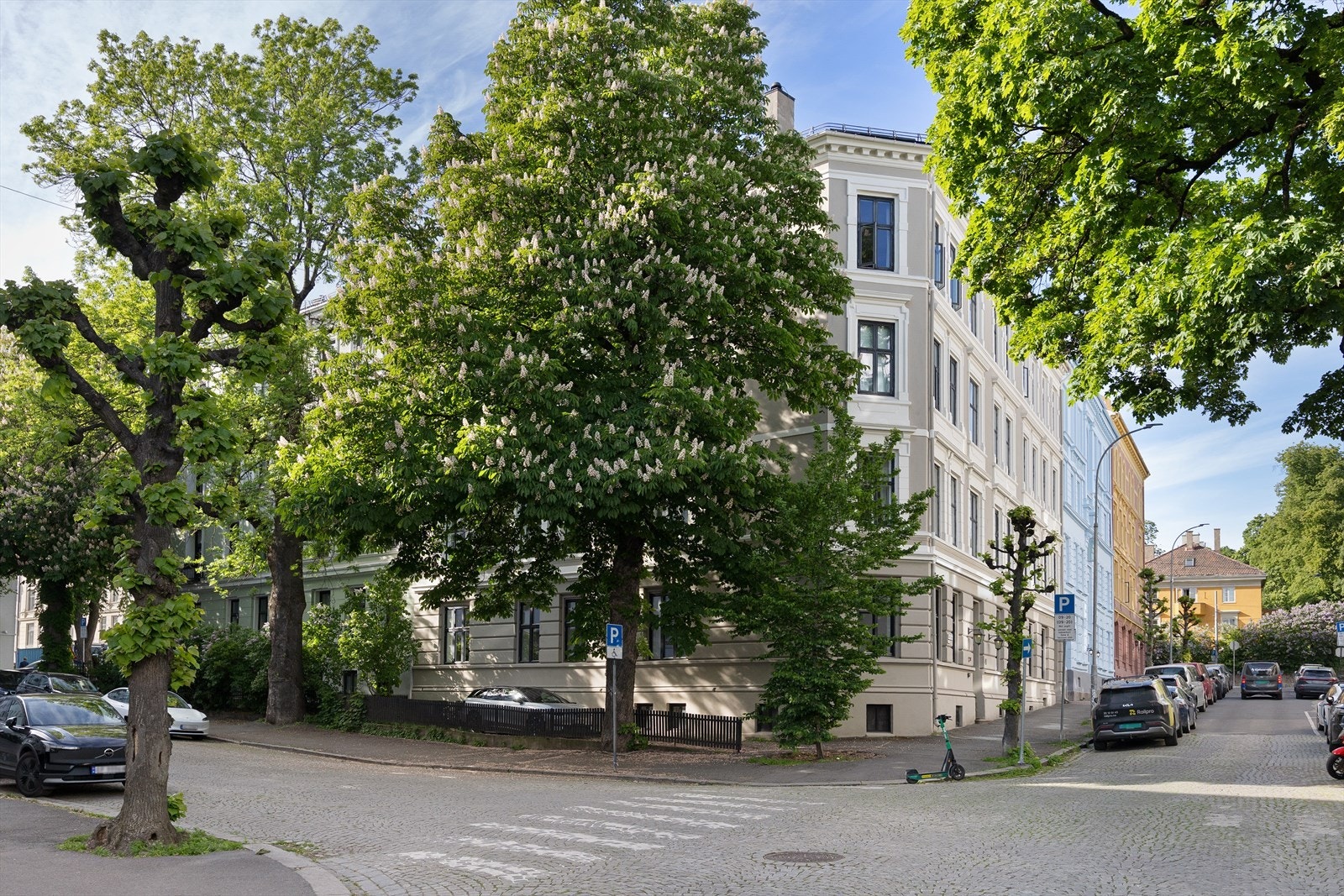 Leiligheten ligger i et etablert og svært attraktivt boligområde på Frogner, perfekt for deg som ønsker en sentral og eksklusiv beliggenhet med alt innen rekkevidde. Galleribilde