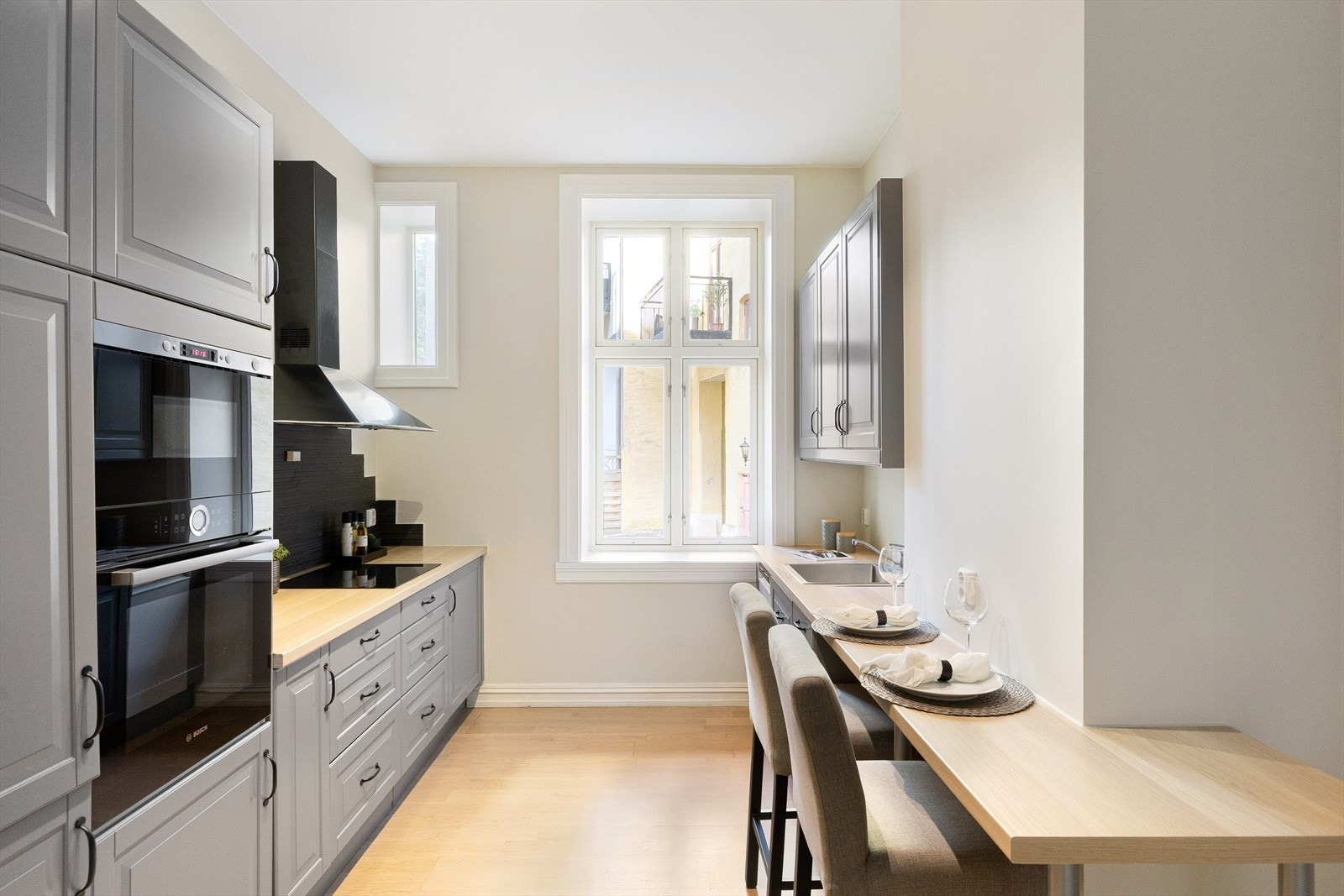 Pent separat kjøkken med innredning med profilerte fronter og laminert benkeplate med nedfelt oppvaskkum og ettgreps blandebatteri. Galleribilde