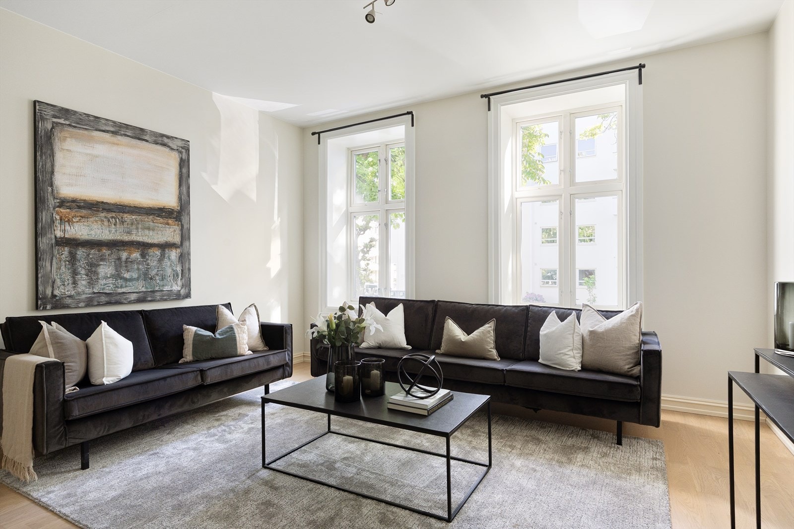 Romslig stue med god plass til sofagruppe og annet møblement. Galleribilde