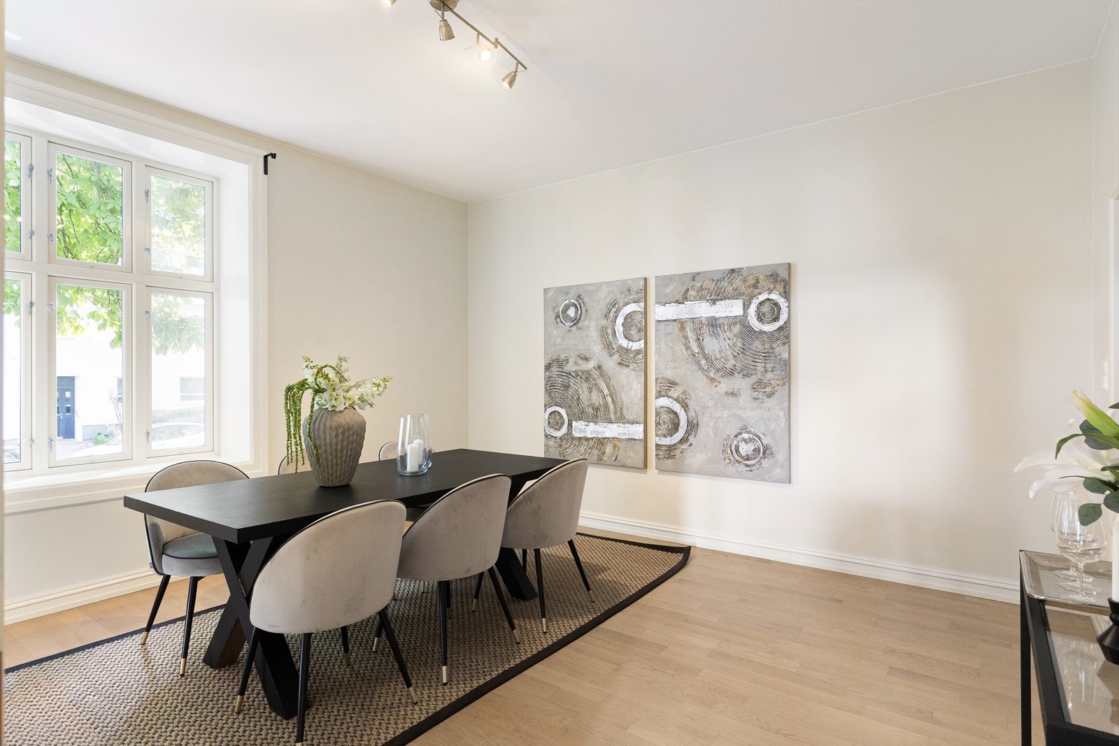 Leiligheten har en egen spisestue med god plass til et stort spisebord. Rommet egner seg godt til både hverdagsmåltider og hyggelige sammenkomster med familie og venner. Galleribilde