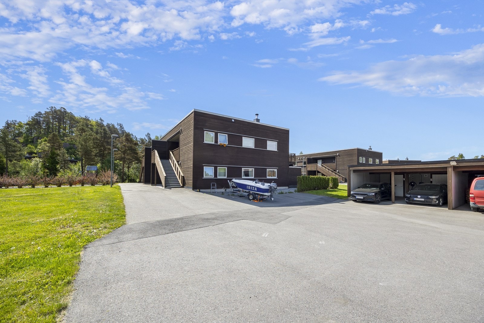 Carport og sportsbod i fellesanlegg Galleribilde