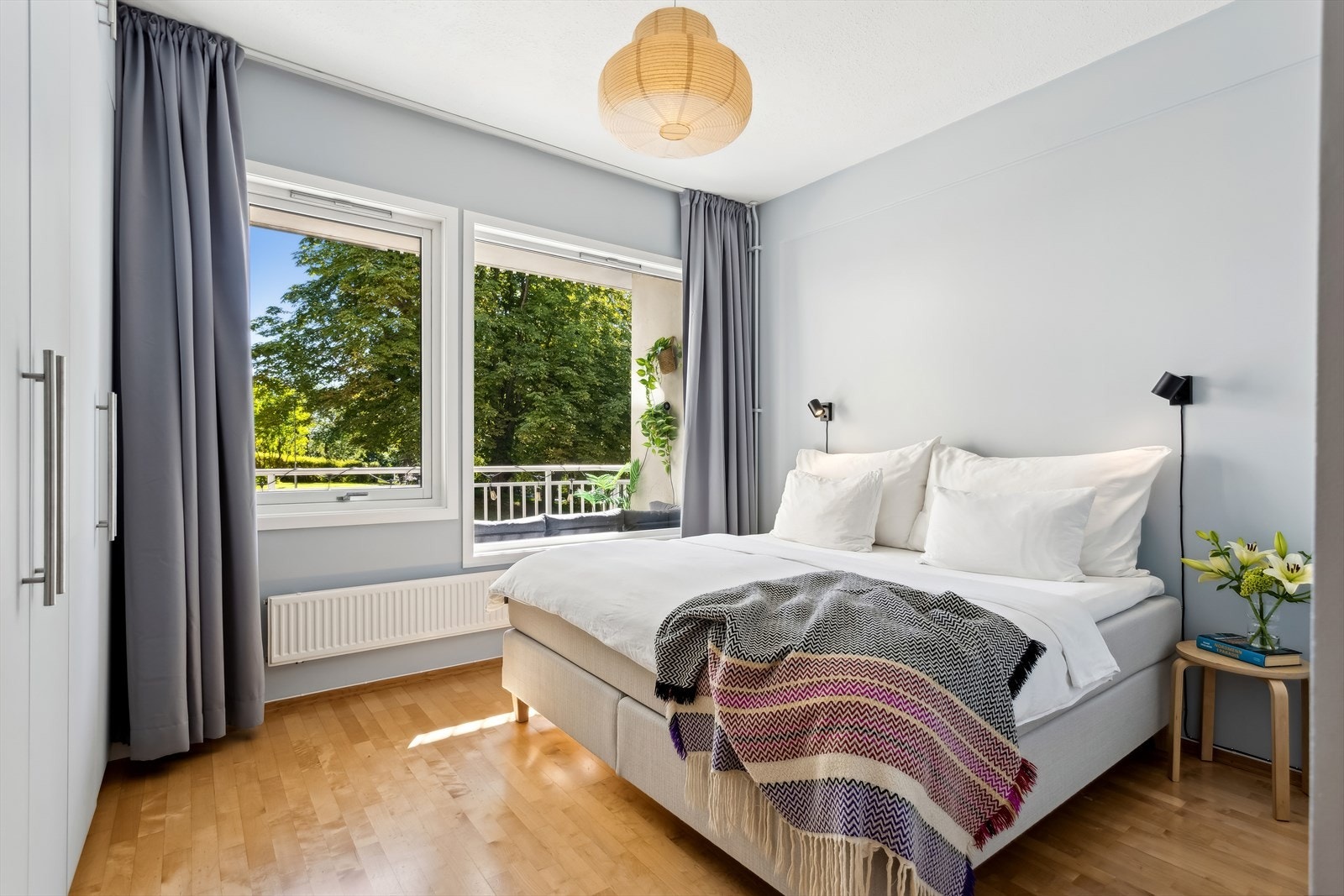 Tiltalende stort hovedsoverom med god plass til dobbeltseng og tihørende nattkommode på hver side. Rommet har store vindusflater gir godt med naturlig lys og utsyn mot fellesarealene. Galleribilde