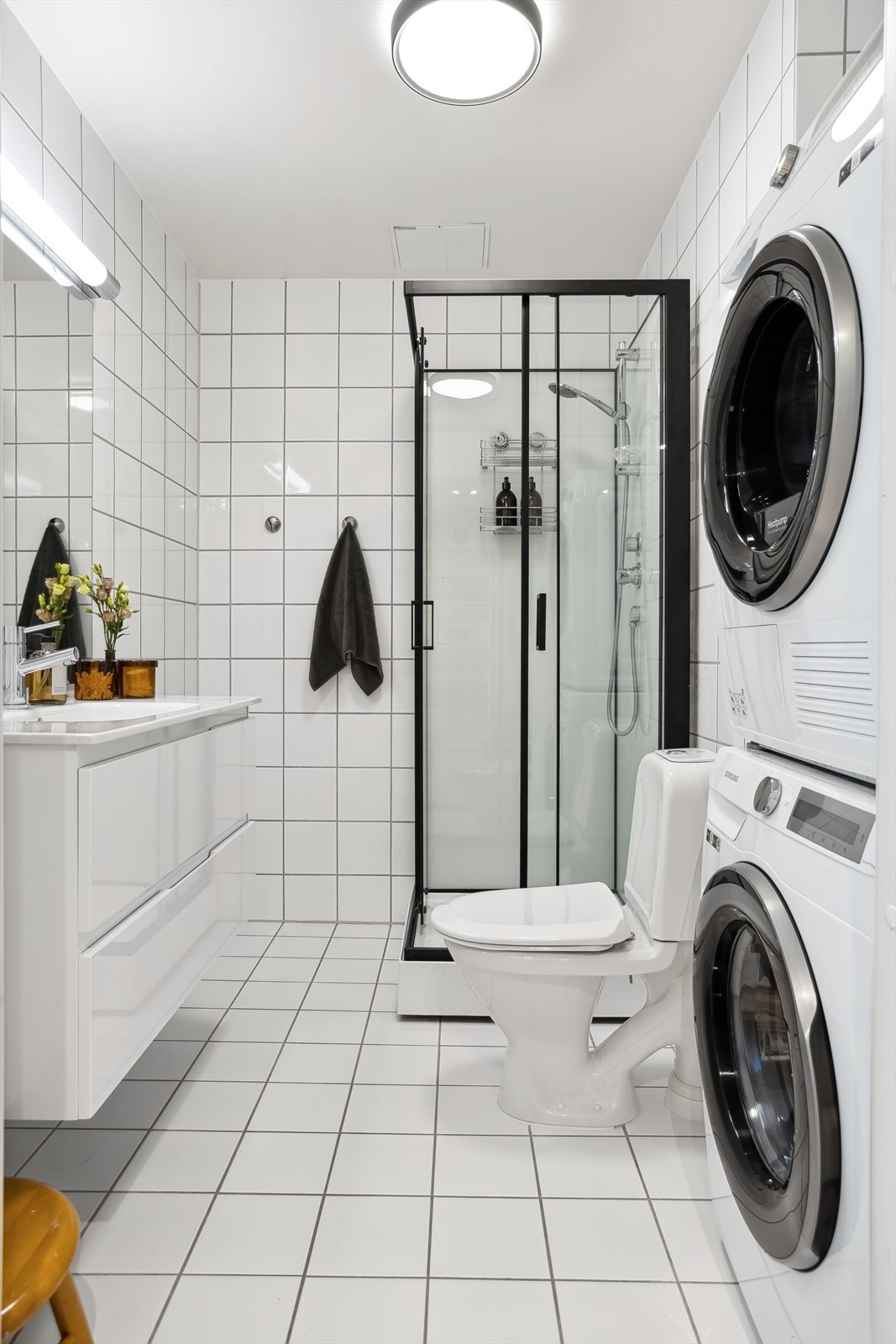Badet er utstyrt med et nytt dusjkabinett satt inn i 2026, toalett, servant og praktiske oppbevaringsløsninger i både skuffer og skap. Galleribilde