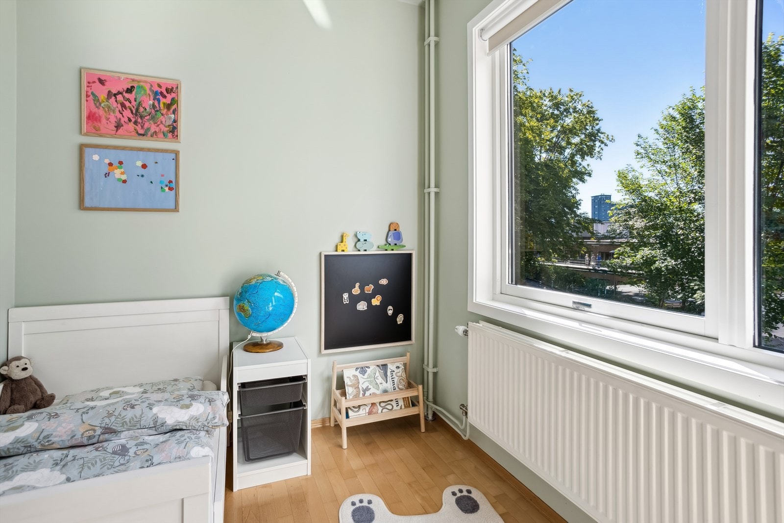 Leilighetens minste soverom. Det gjøres oppmerksom på at det minste soverommet er under anbefalt størrelse i teknisk forskrift. (Se punkt "brukstillatelse/ferdigattest" i salgsoppgave for mer info). Galleribilde