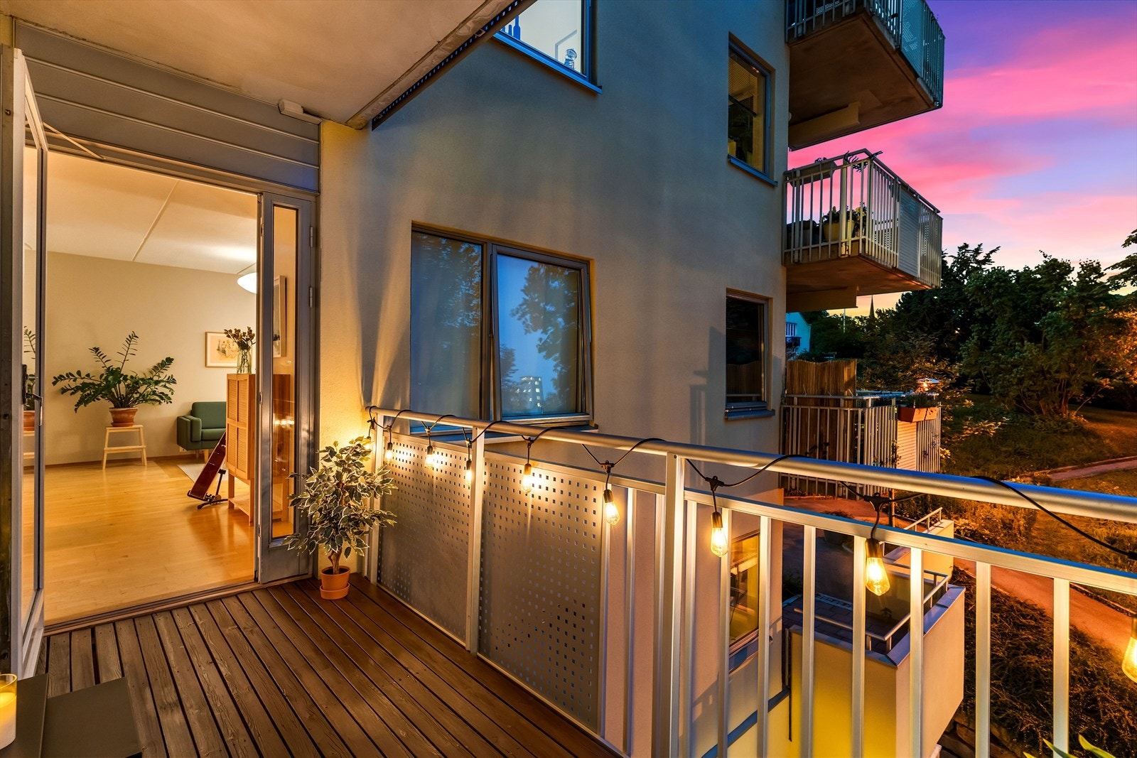 Balkongen fungerer som en forlengelse av stuen på sommerhalvåret. Galleribilde