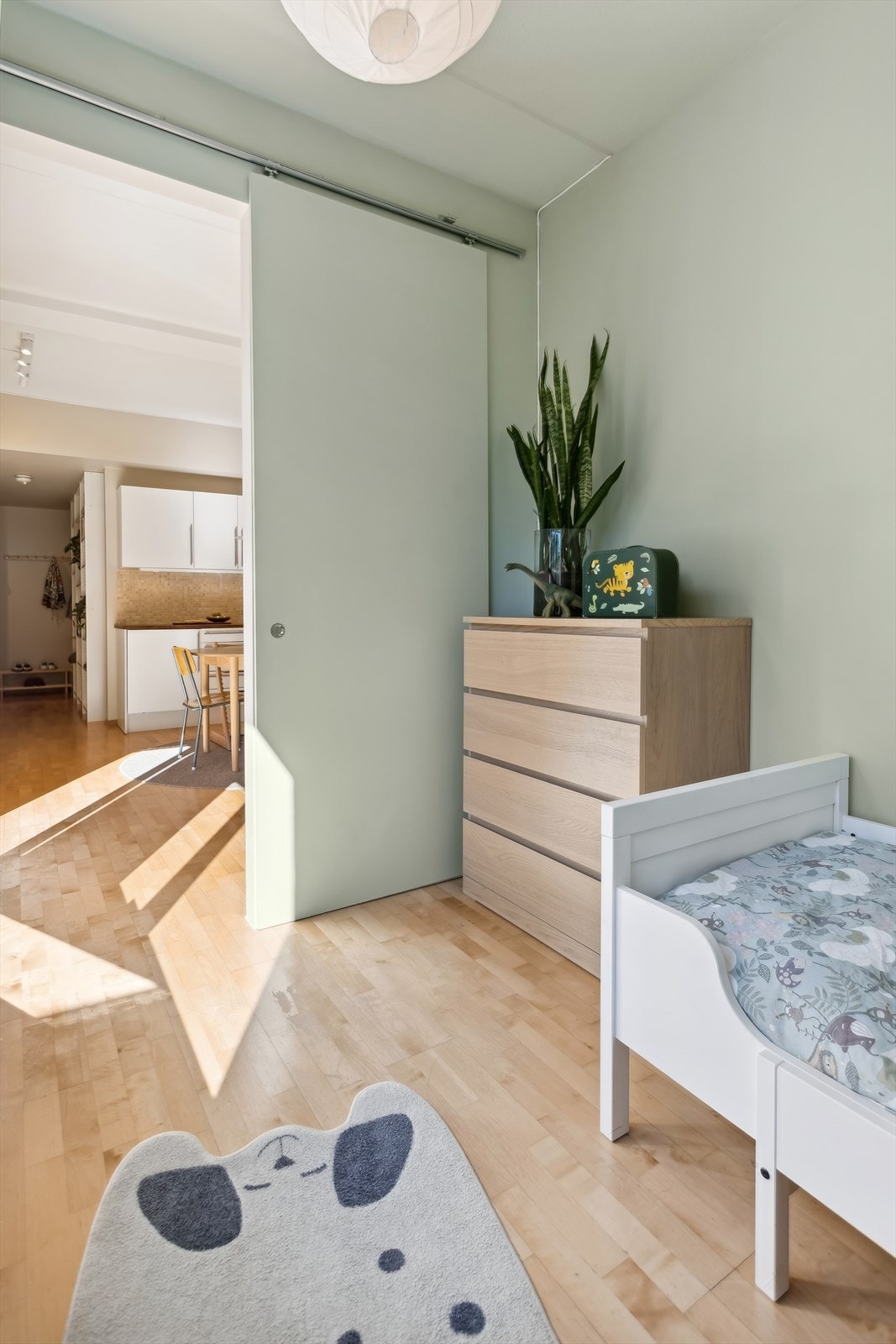 En vegghengt skyvedør gir en arealeffektiv og fleksibel løsning mot stue og kjøkken. Galleribilde