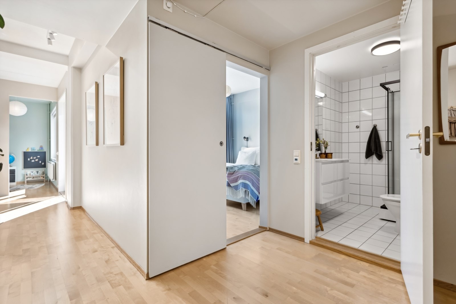Gangen har parkett på gulv og binder sammen leilighetens ulike soner. Galleribilde