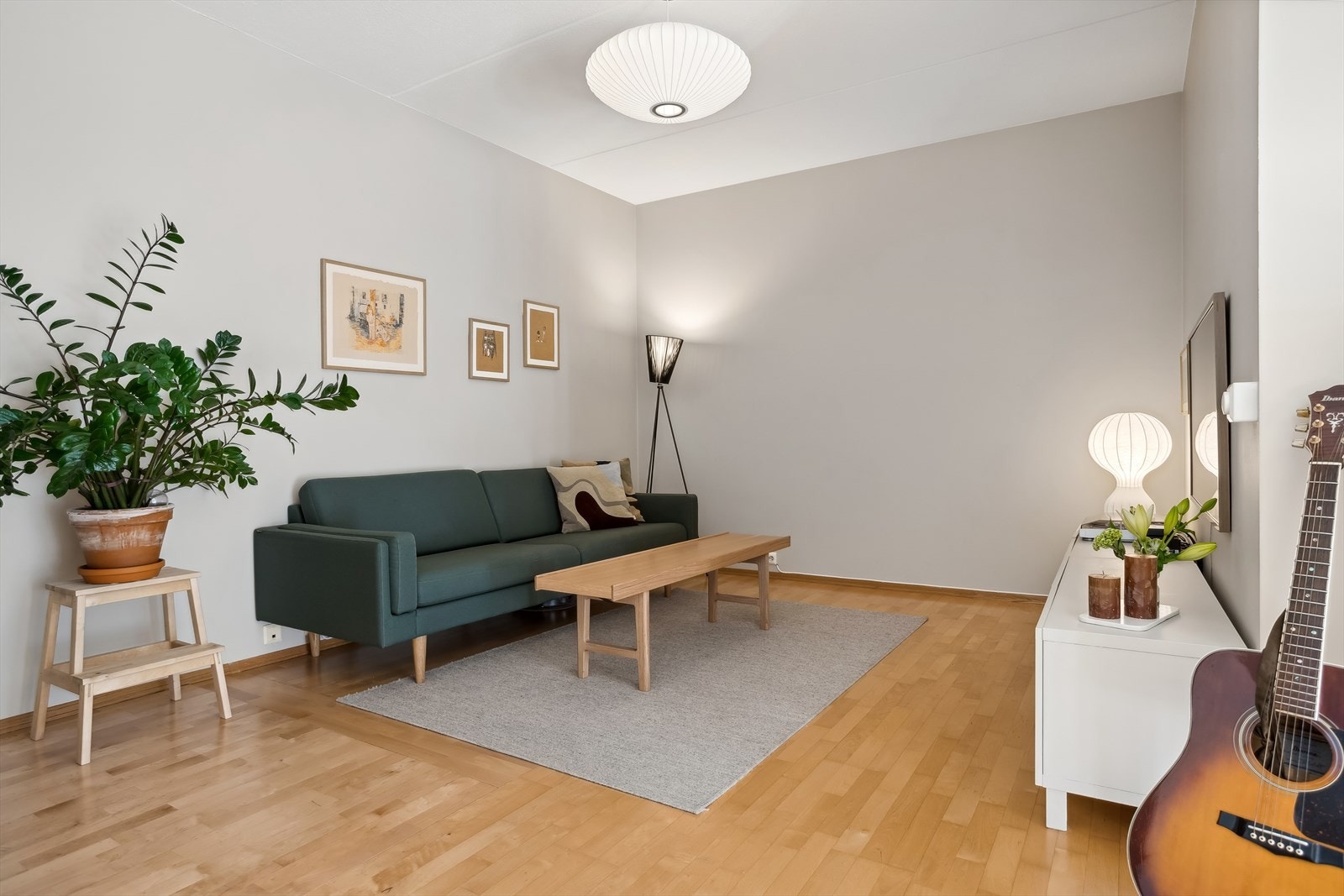 Den romslige stuen byr på gode møbleringsmuligheter med plass til sofagruppe og tilhørende møblement. Det er avvik i dagslyskrav i stue/ kjøkken. (Se punkt "brukstillatelse/ ferdigattest" i salgsoppgave for mer info). Galleribilde