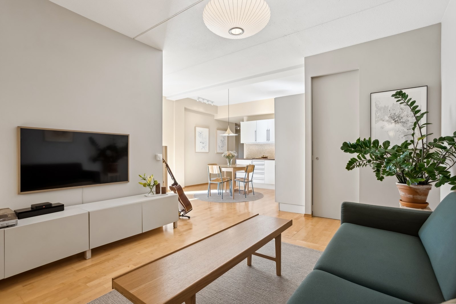 Boligen er malt i moderne duse toner noe som tilfører en god atmosføre til rommet. Galleribilde