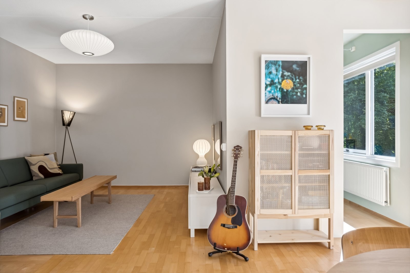 Leiligheten er tilknyttet fjernvarme (inkludert i felleskostnadene) og har vannbåren varme via radiatorer, som sikrer jevn temperatur året rundt. Galleribilde