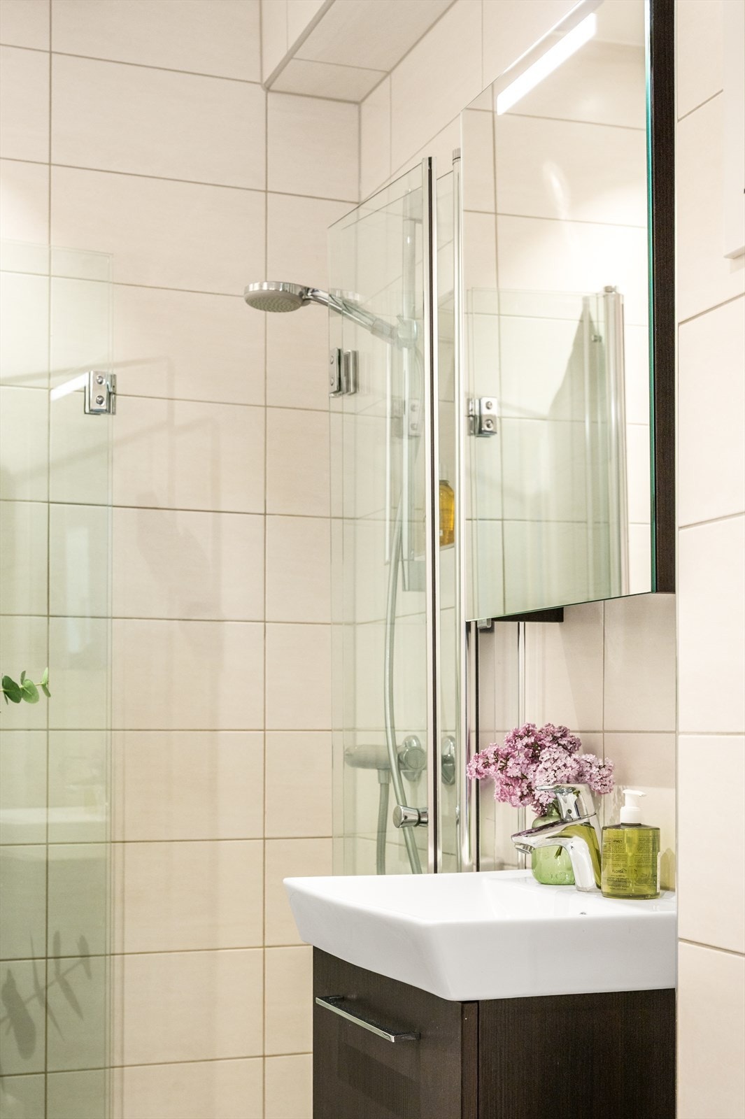 Himlingen har malte plater med innfelte downlights som gir god belysning. Galleribilde
