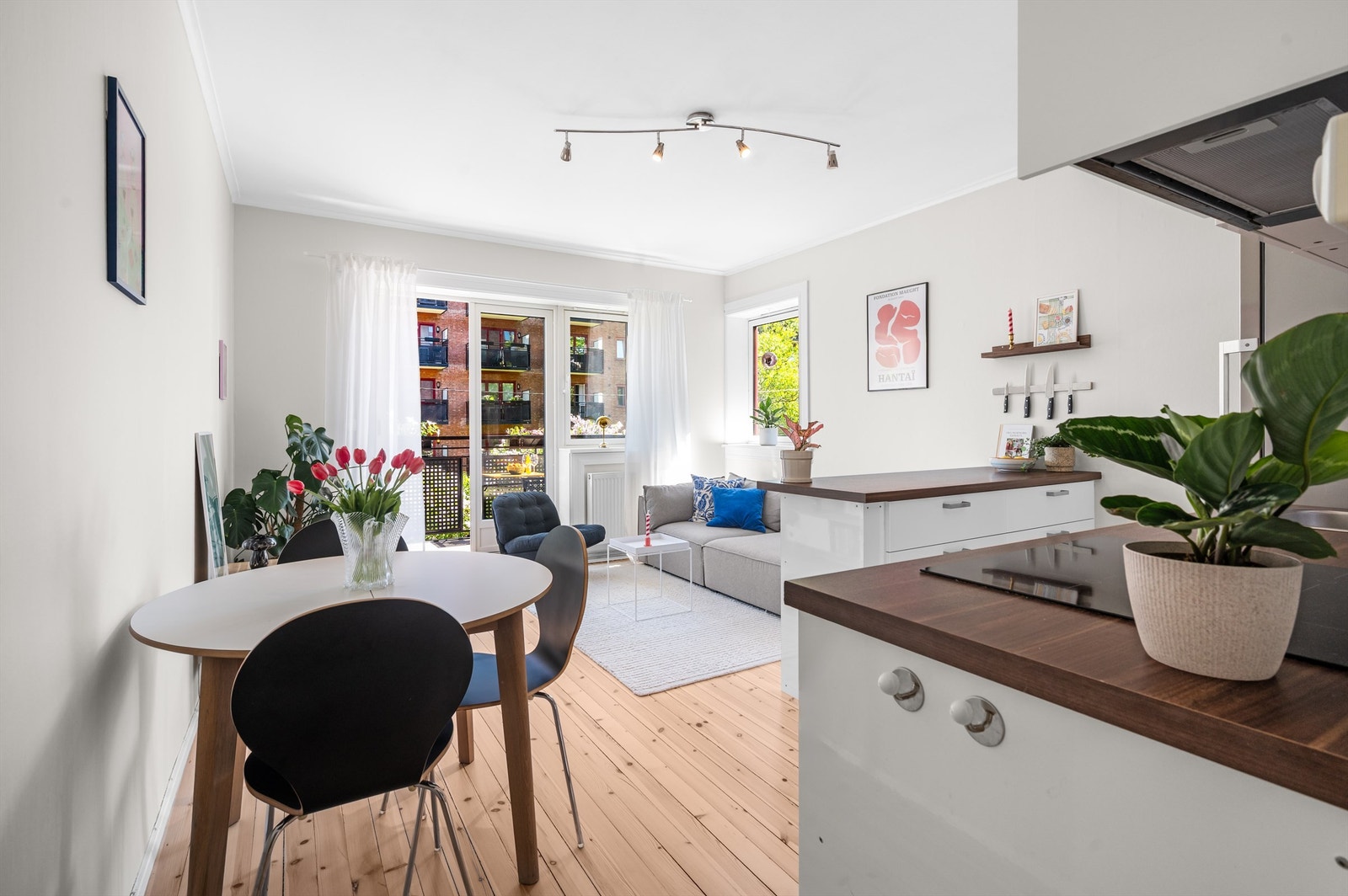 Leiligheten har en åpen og sosial planløsning med nyslipte heltre gulv. Oppvarming via radiatorer er inkludert i felleskostnadene. Galleribilde