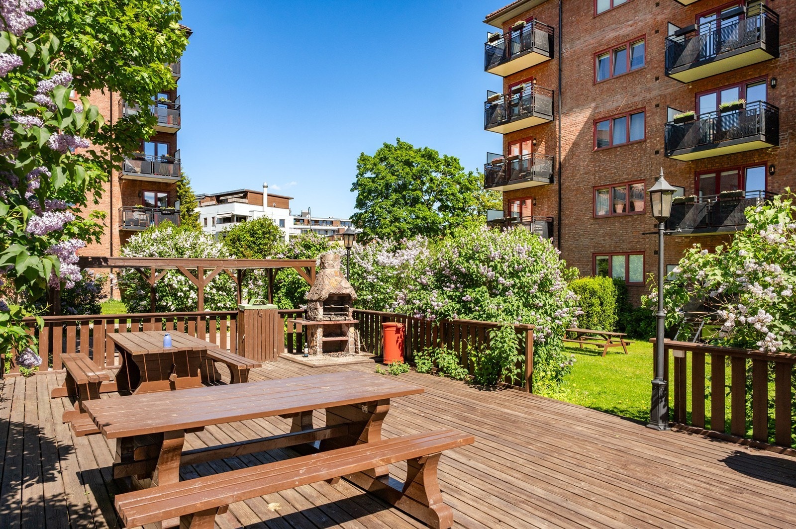 Borettslaget har flere fellesfasiliteter, inkludert grillplass, gjesteleiligheter og selskapslokale. Galleribilde