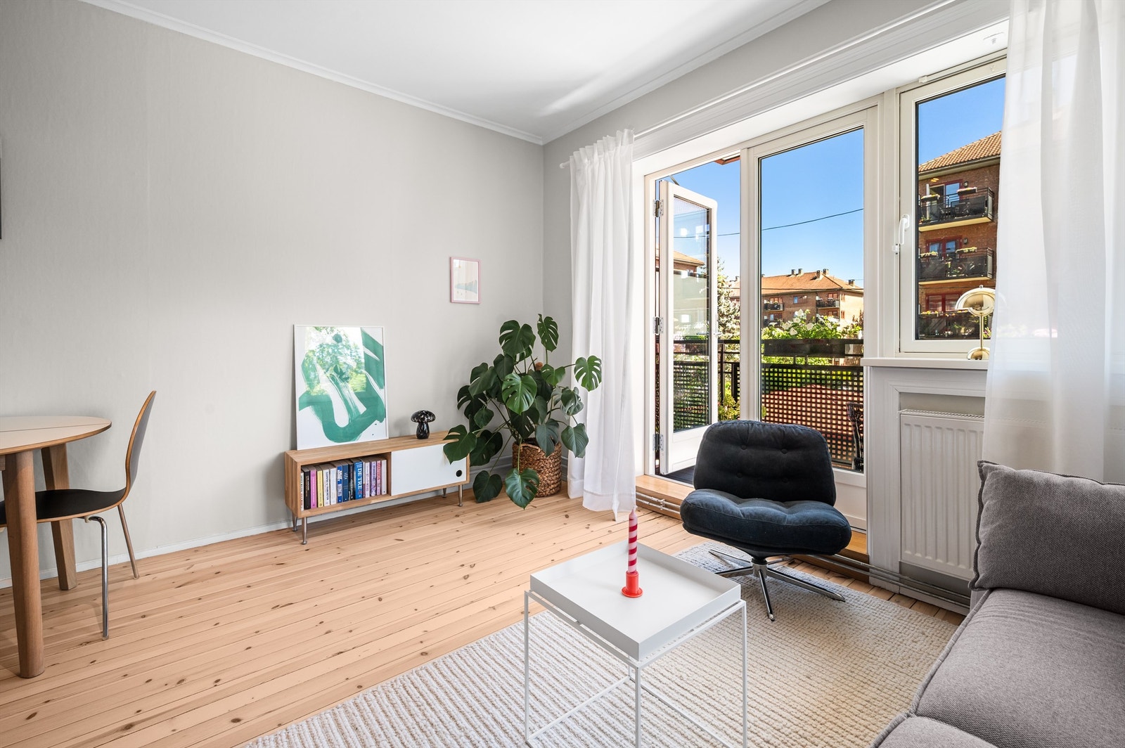 Den åpne løsningen gir god plass til både spisebord og en hyggelig sofakrok. Galleribilde