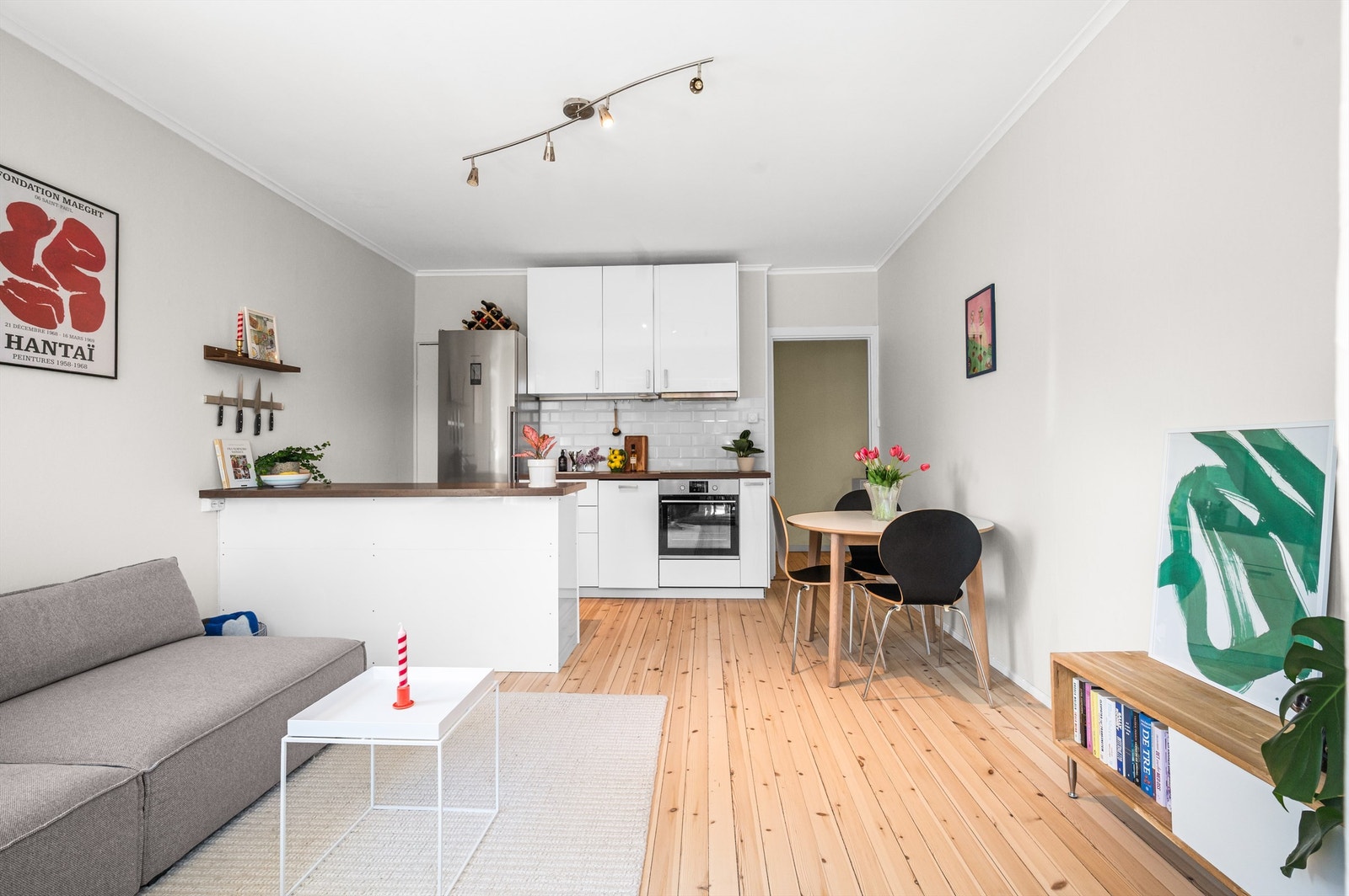Lyst og praktisk kjøkken med åpen og sosial løsning mot stue. Kjøkkeninnredningen har lyse, slette fronter, laminat benkeplate og med nedfelt oppvaskkum. Galleribilde