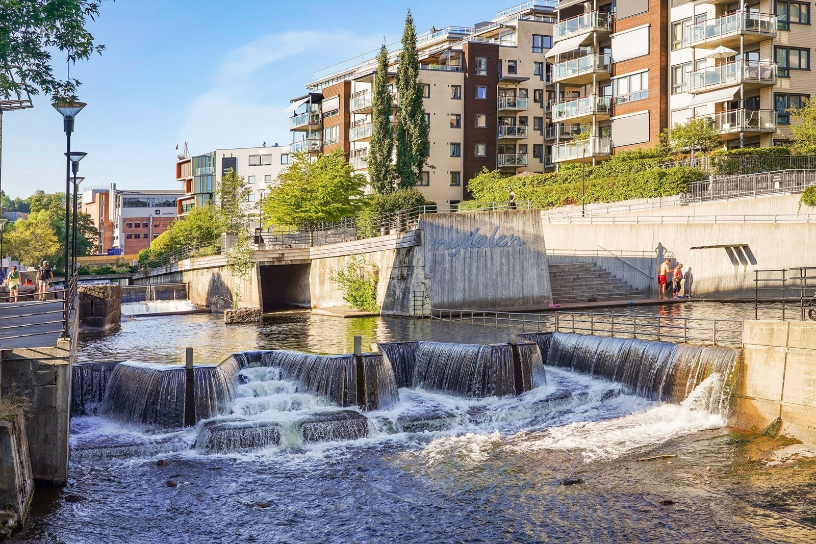 Nydalen med hyggelige caféer og restauranter, samt badeplass på sommerstid både for store og små. Galleribilde