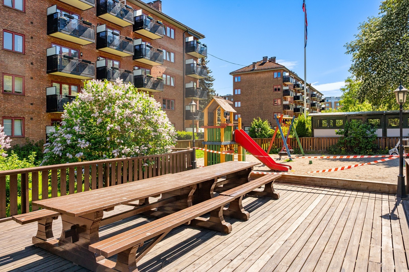 Fellesområdene er pent opparbeidet med sittegrupper og lekeplass. Galleribilde