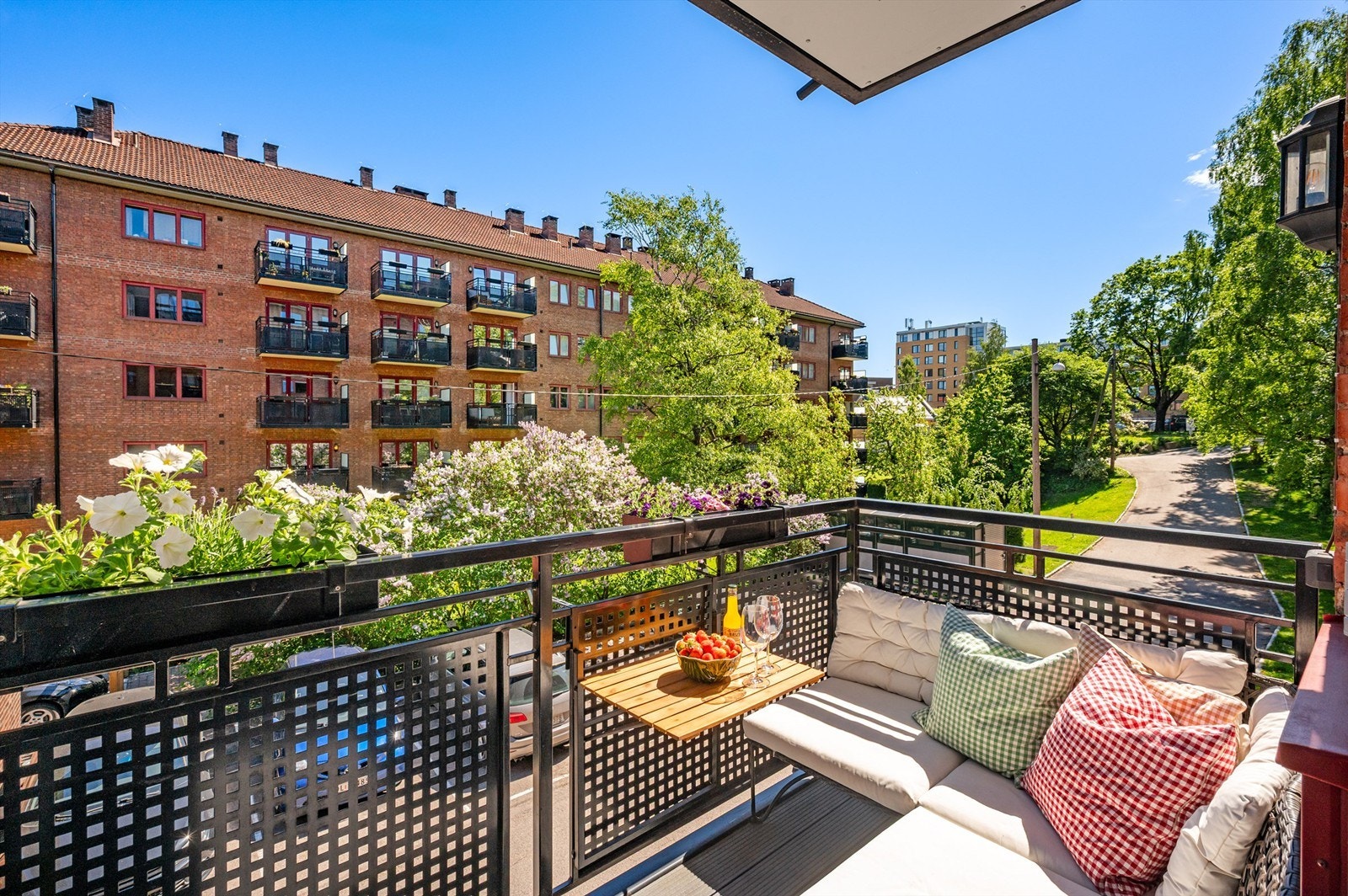 Østvendt balkong på ca. 4 m² med plass til en hyggelig sittegruppe. Galleribilde