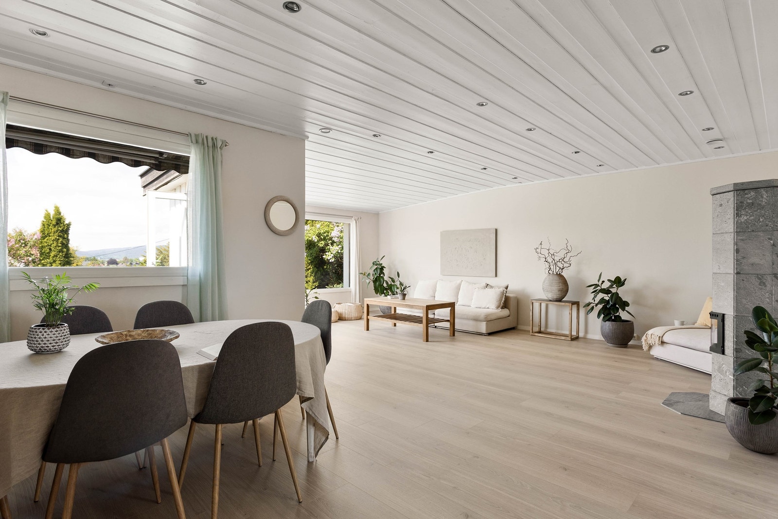 Spiseplassen ligger i naturlig tilknytning til stuen og danner en lys og sosial sone for både hverdagsmåltider og gjestebesøk. Galleribilde