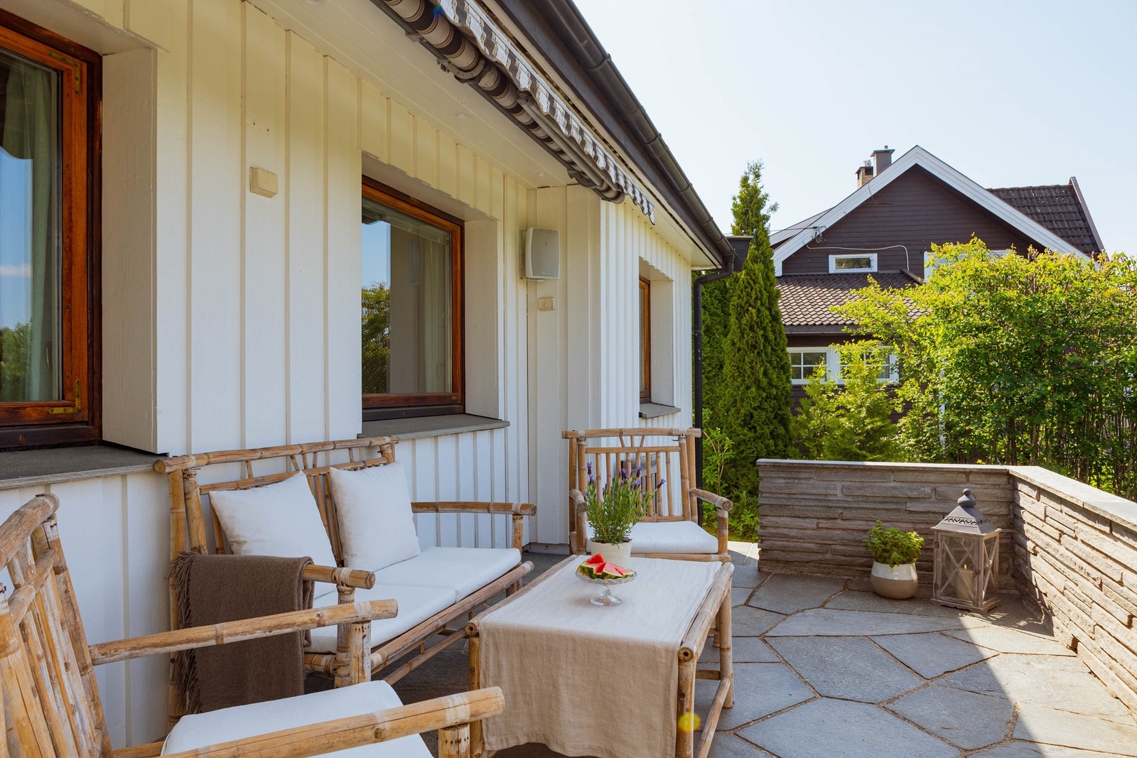 Terrassen er utstyrt med utendørs høyttalere som setter stemningen for lange sommerdager og hyggelige kvelder. Galleribilde