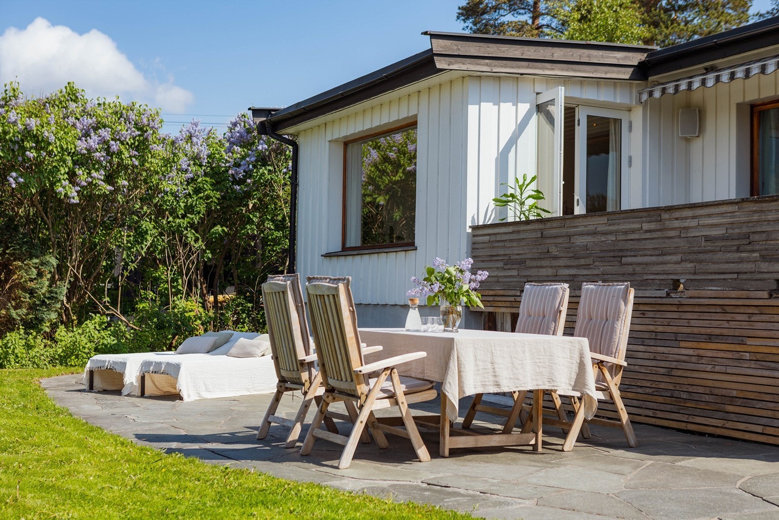 Den solrike terrassen inviterer til lange sommerdager, hyggelige grillkvelder og avslappende stunder i fredelige omgivelser. Galleribilde