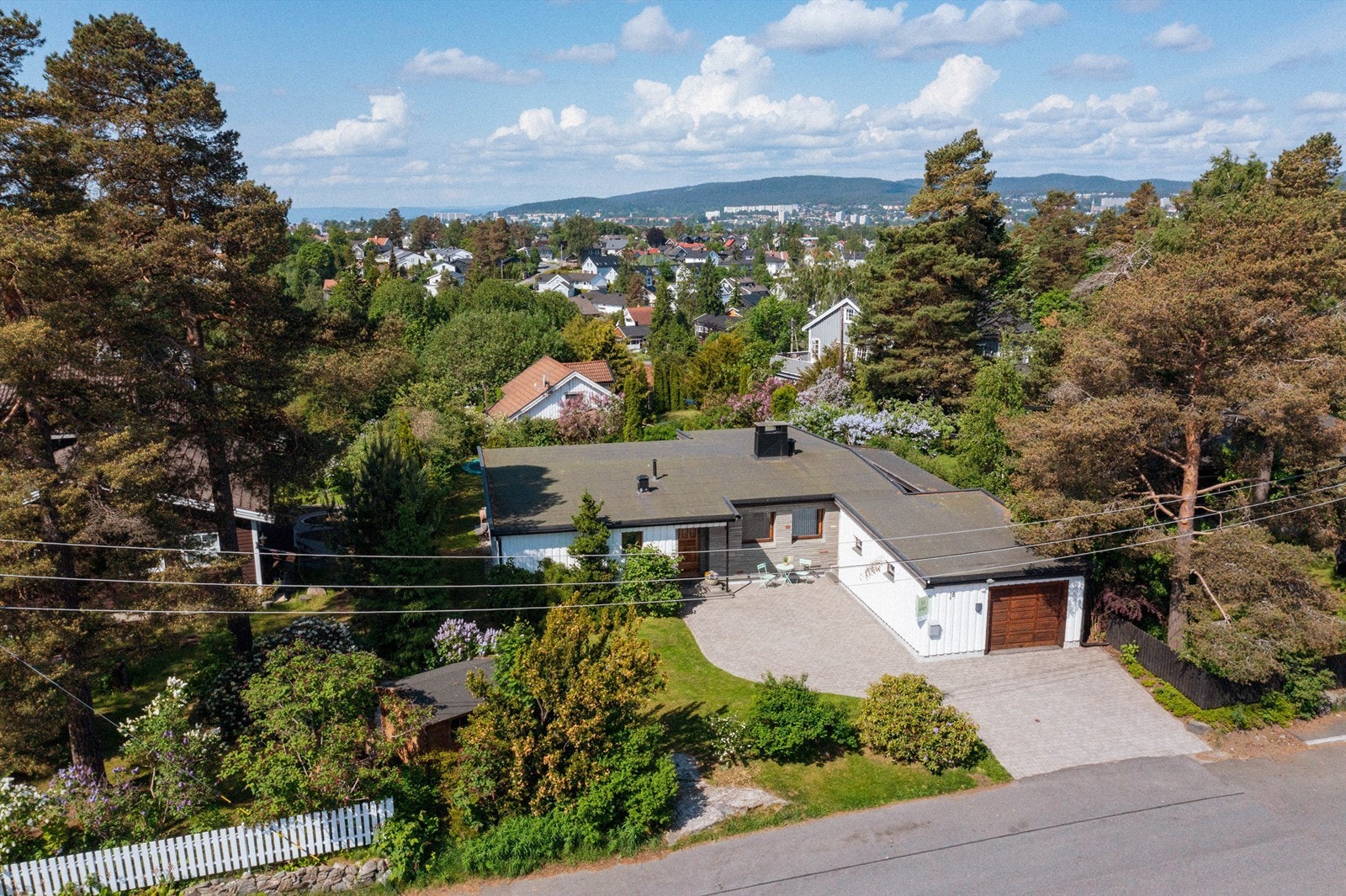 Boligen ligger fredelig til i et etablert og attraktivt boligområde, omgitt av grønne hager og hyggelig villabebyggelse. Kun 4 min. gange til Høybråten skole! Galleribilde