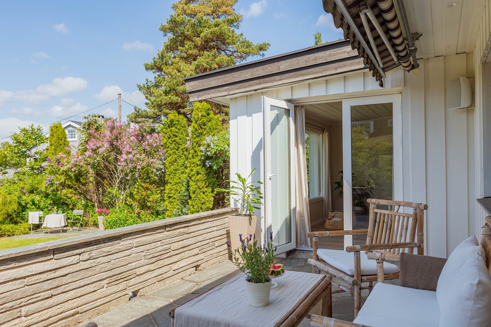 Terrassen fungerer som en naturlig forlengelse av stuen og har god plass til hyggelige måltider og sosiale sammenkomster utendørs. Galleribilde