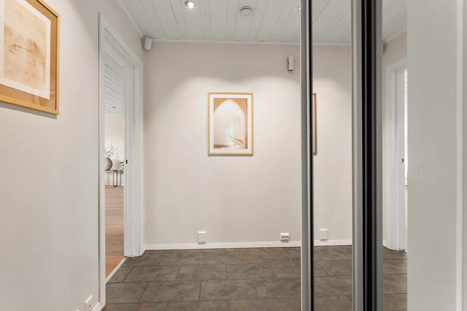 Den lyse og åpne entréen binder boligens ulike soner sammen på en naturlig og funksjonell måte. Galleribilde