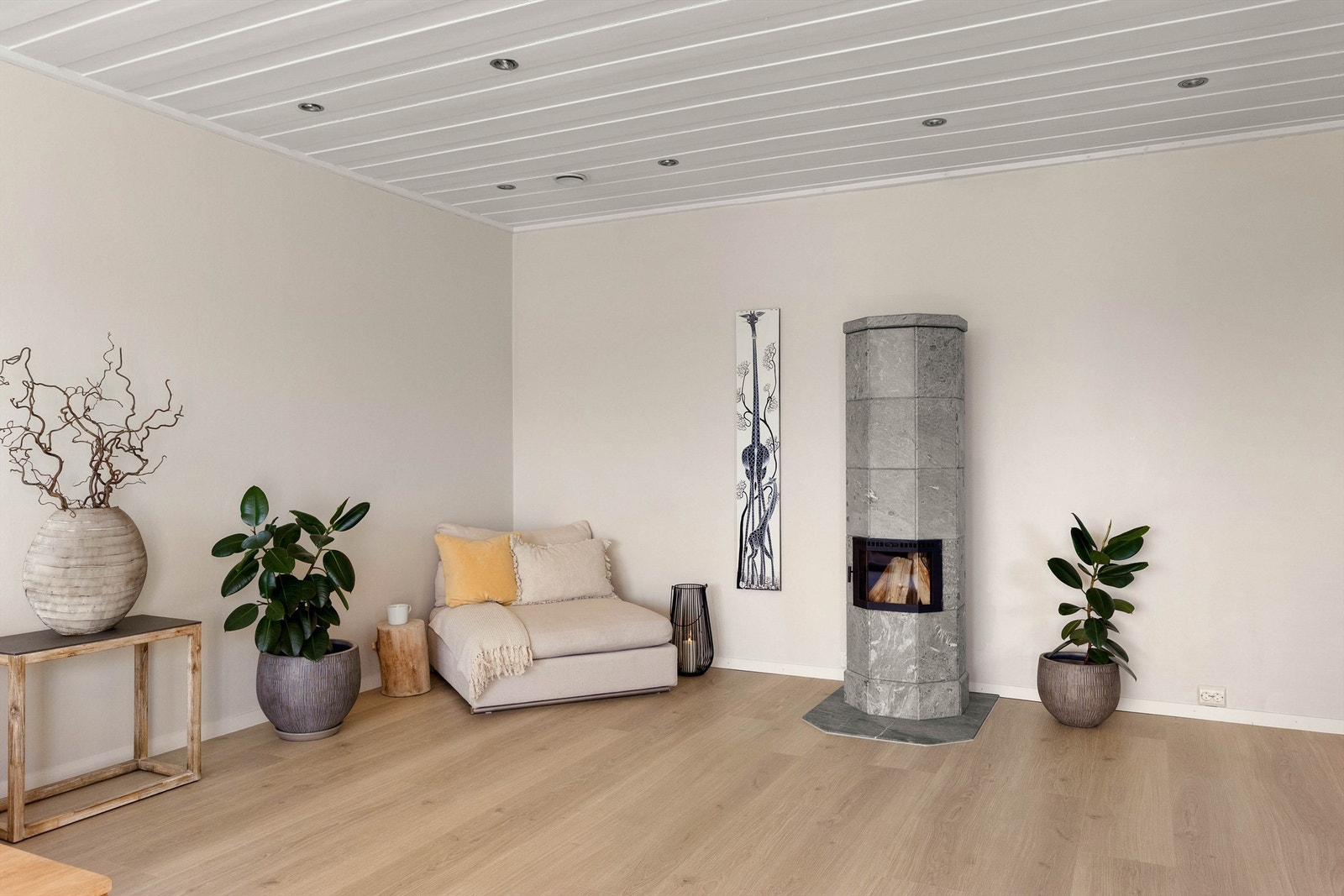Gjennomgående materialvalg med malt panel i himling og lyse gulv gir boligen et helhetlig og tidløst uttrykk. Galleribilde