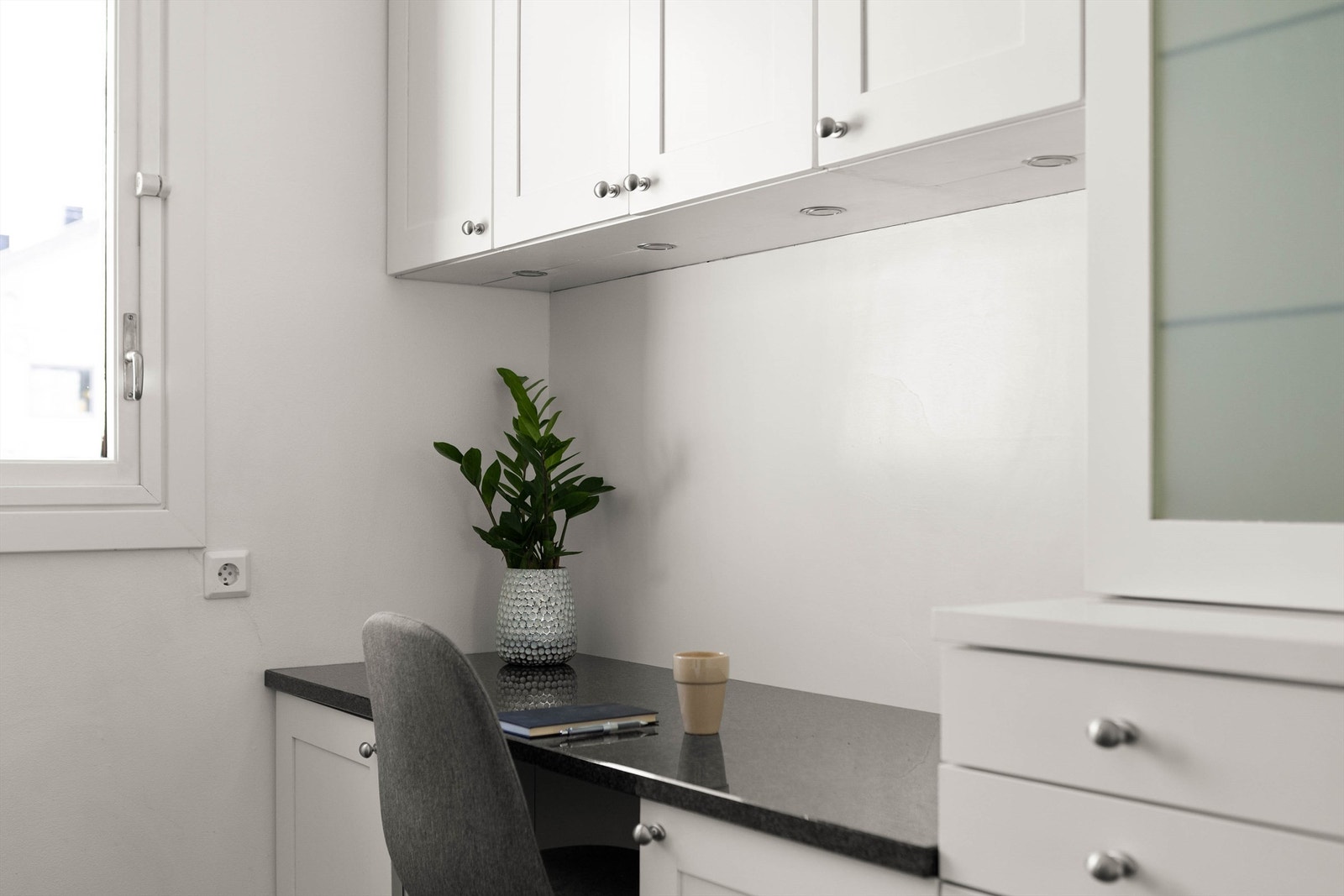 God arbeidsbelysning med downlights og gjennomtenkte detaljer. Galleribilde