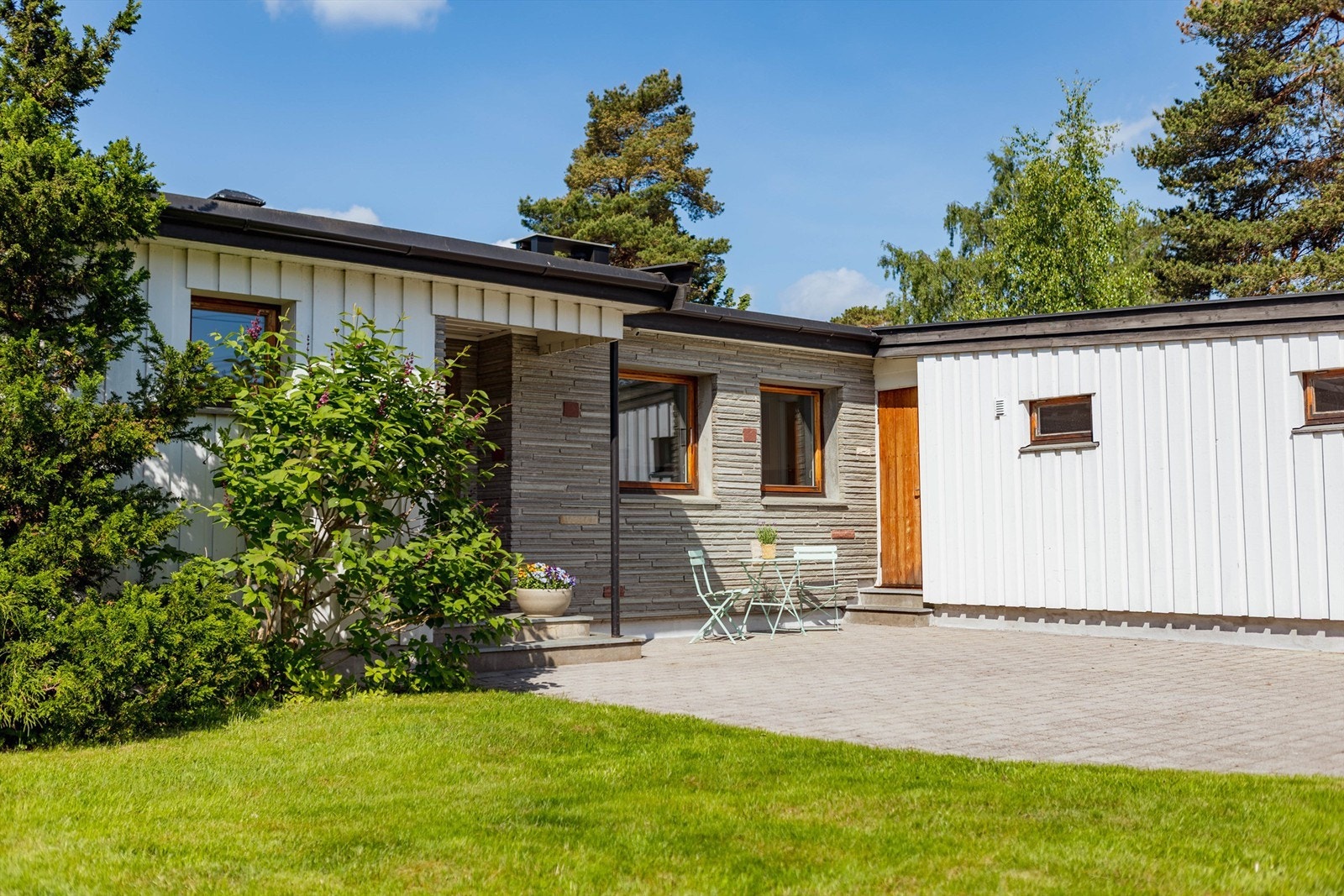 Velkommen til Kleiva 1B - en arkitekttegnet enebolig med stor hage og familievennlig beliggenhet på attraktive Høybråten. Flotte bilder fra Henrik Eriksen v/Fotostallen. Galleribilde