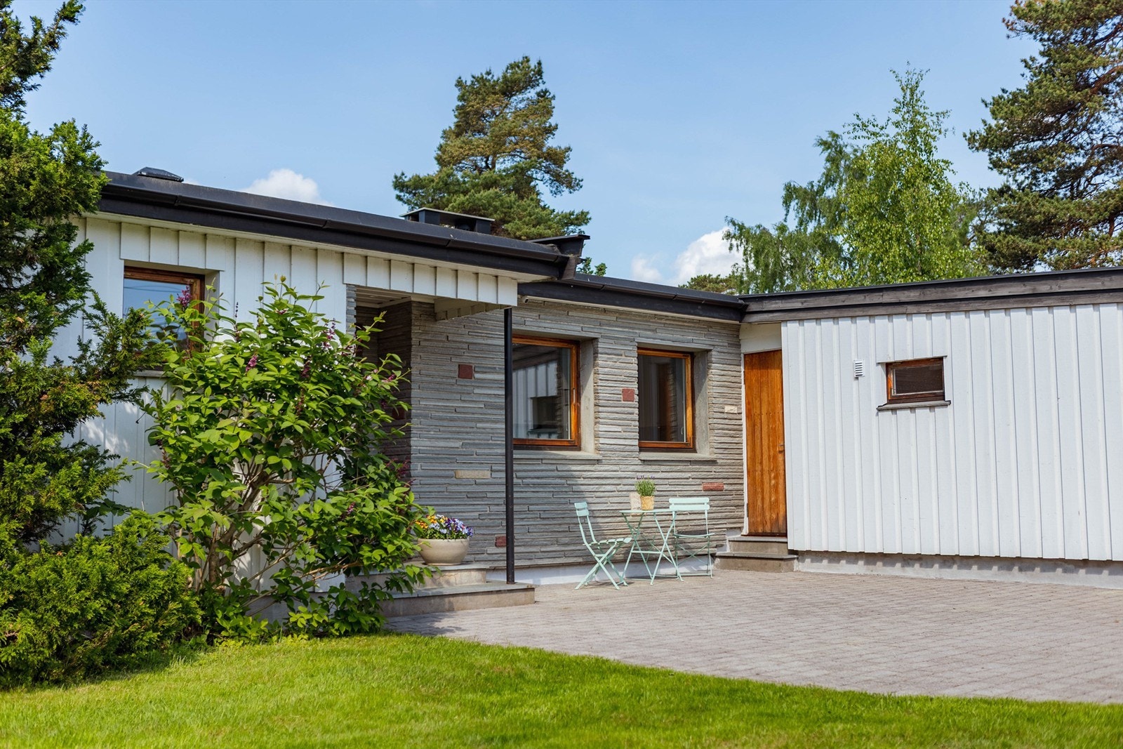 Boligen har et særpreget og tidsriktig uttrykk med en spennende kombinasjon av stående trekledning og murte fasader. Galleribilde