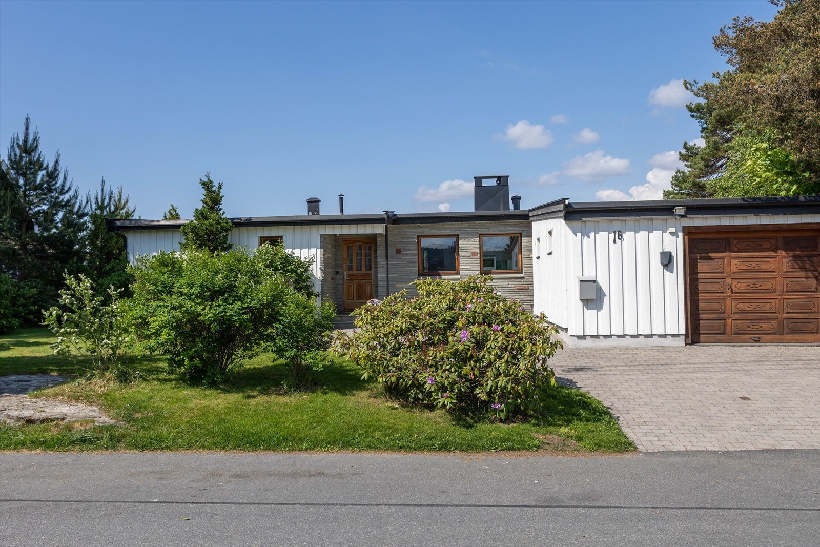 Eiendommen ligger fredelig til i en rolig og etablert gate på attraktive Høybråten. Galleribilde