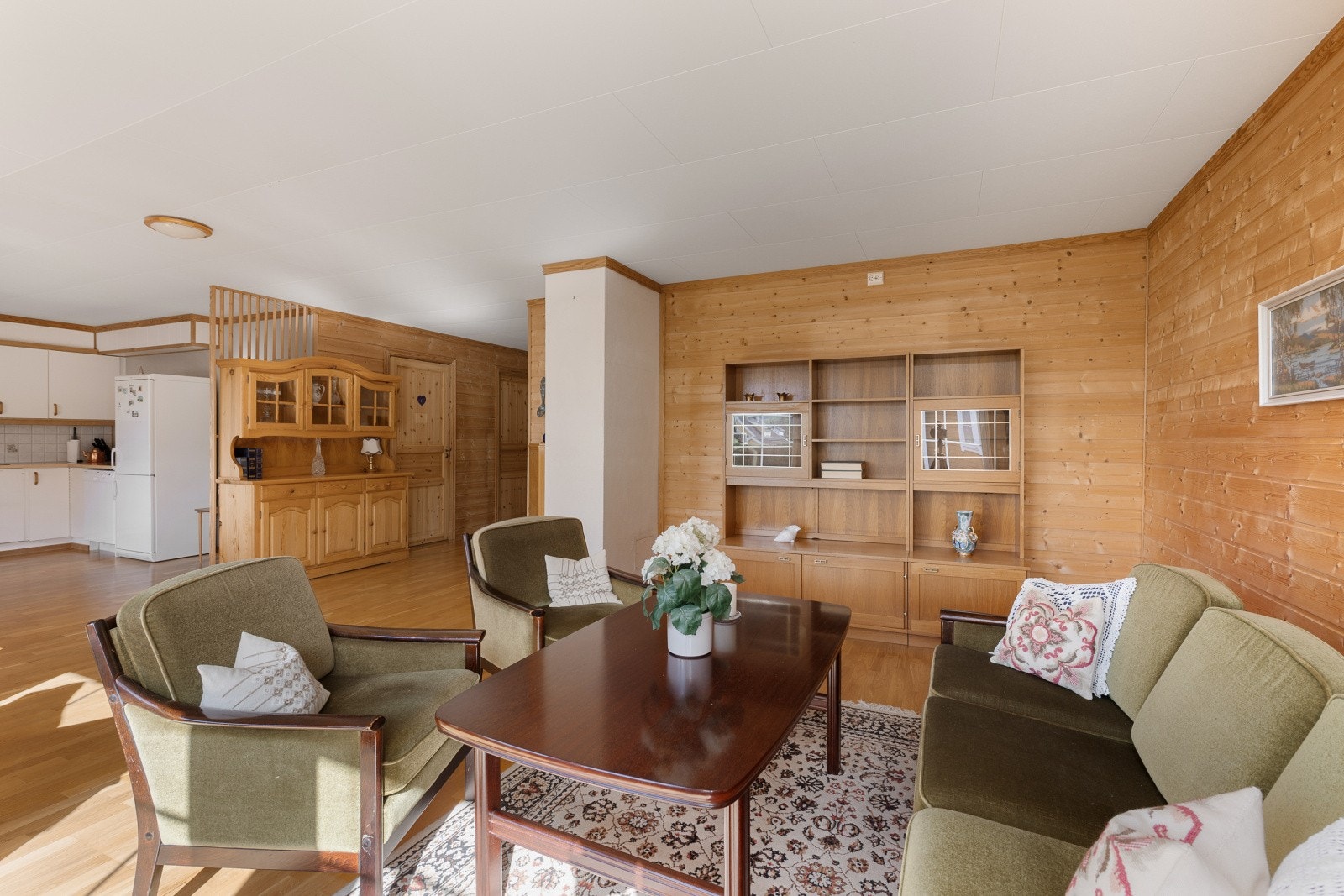 Den romslige stuen gir fleksibilitet for møblering av både sofagruppe og spisebord. Galleribilde