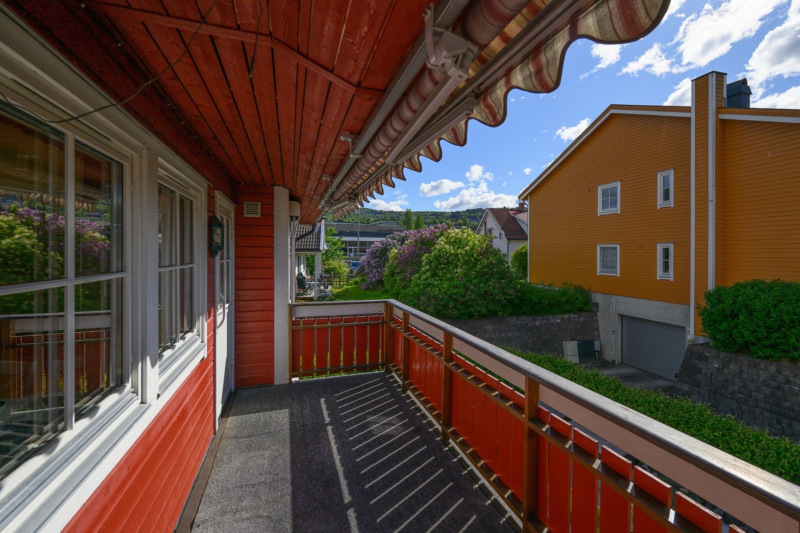 Leiligheten har to verandaer mot både nord og sør, som gir uteplass på begge sider av bygget. Galleribilde