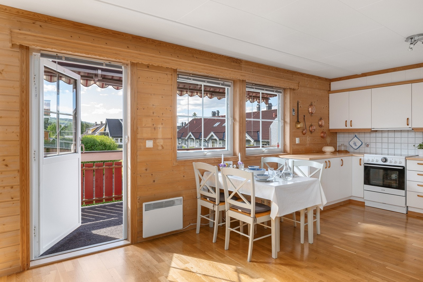 Fra kjøkkenet er det direkte utgang til den ene av leilighetens to verandaer. Galleribilde