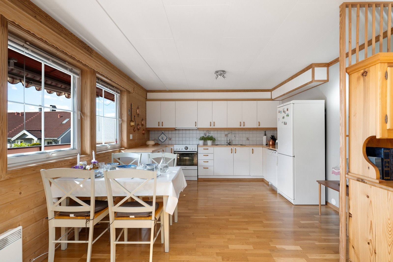 Det er plass til frittstående komfyr, oppvaskmaskin og kombiskap kjøl/frys. Kjøkkenventilator er montert over komfyrplassen. Galleribilde