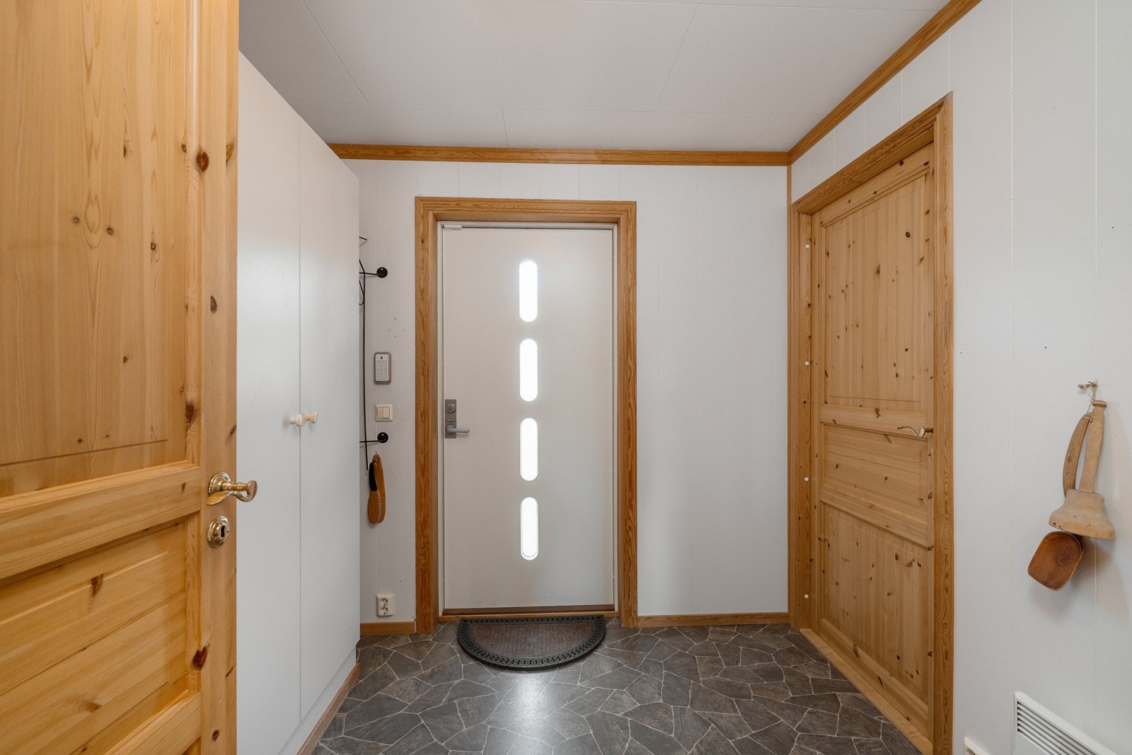 Entréen har plass til garderobeløsning. Galleribilde