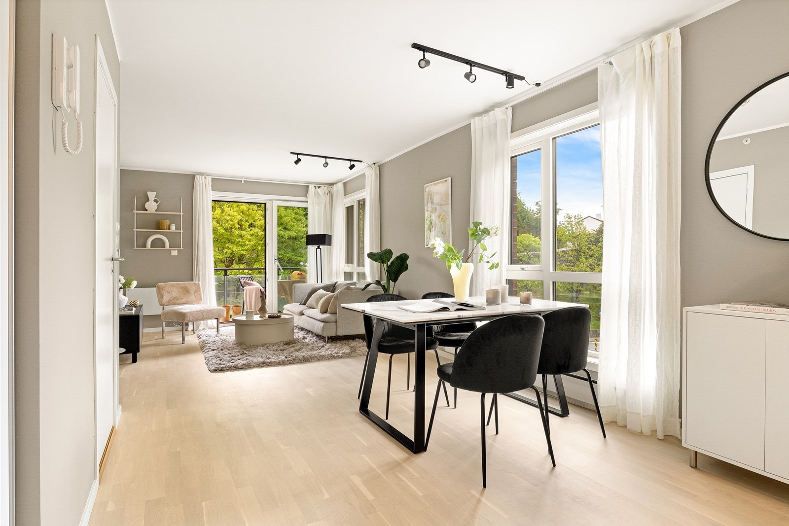 Videre i stuen har du god plass til å innrede i flere soner. Galleribilde