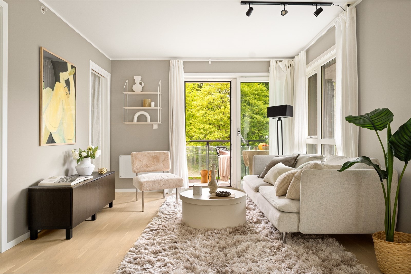 De store vindusflatene i front slipper inn rikelig med naturlig lys. Galleribilde