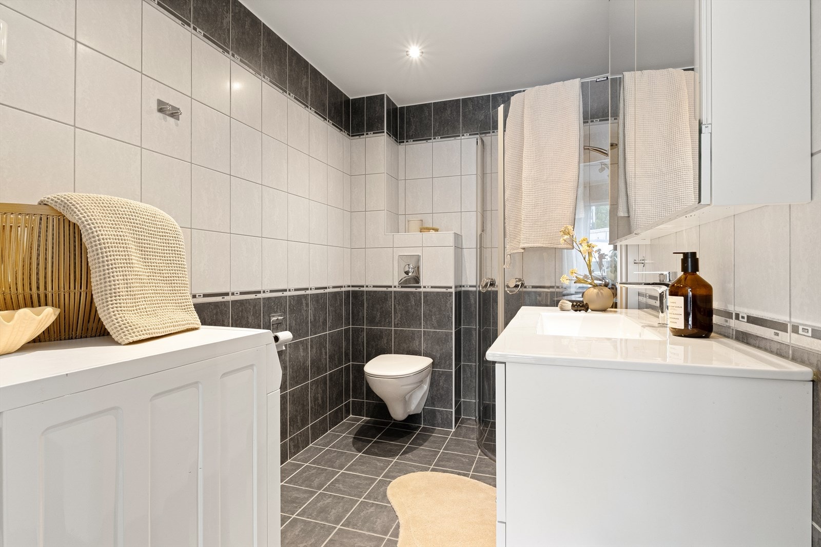 Badet er av god størrelse og har opplegg for vaskemaskin, samt varmekabler i gulvet. Galleribilde